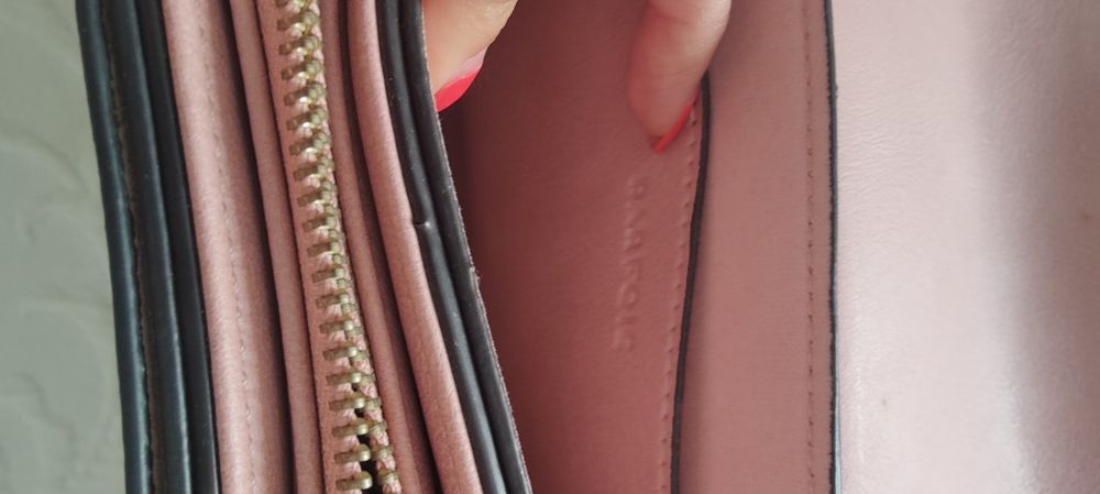 Mala rosa da Parfois com berloques