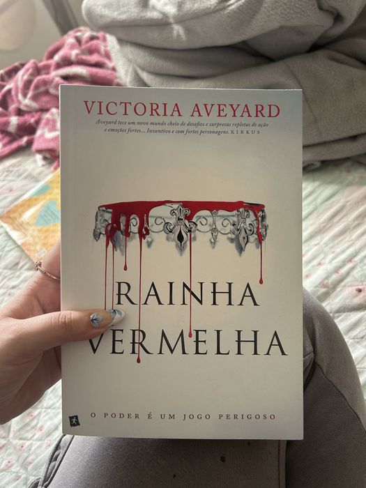 Victoria Aveyard: Rainha Vermelha; Julie Buxbaum: Conta-me Três Coisas