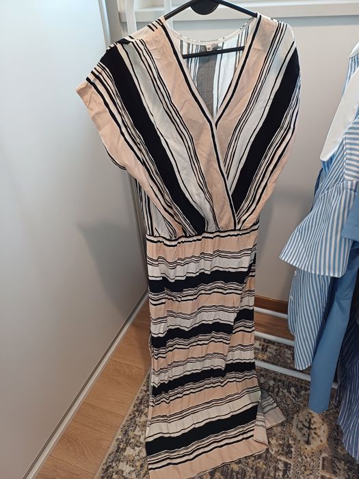 Długa sukienka w paski M/L.