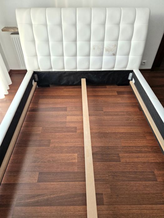 Tapicerowane łóżko 160x200 z pikowanym zagłówkiem