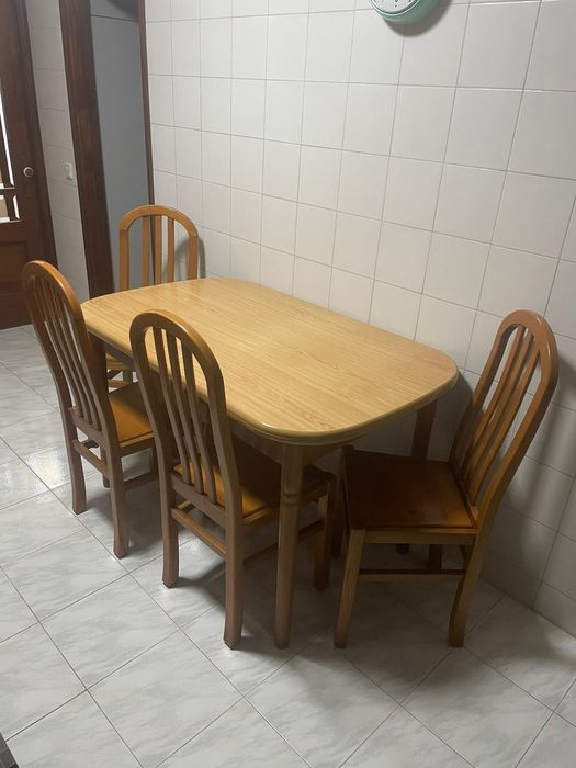 Mesa de jantar extensível com 4 cadeiras de madeira