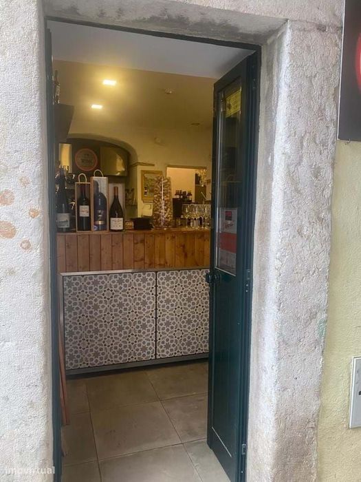Loja com Esplanada no Coração de Alfama