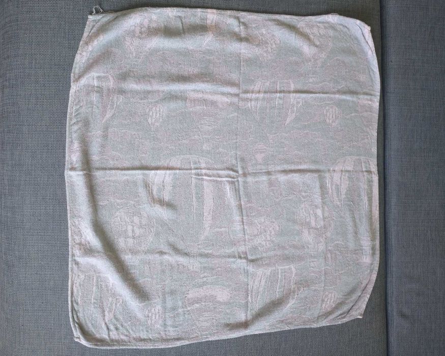 szaro-różowy ręcznik, materiał w wzór balonów, 68x68 cm