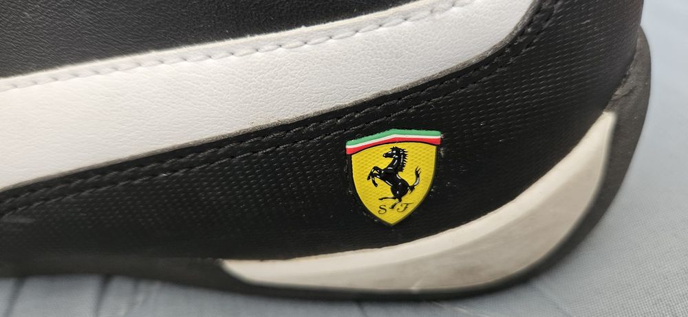 Czarne Puma Ferrari