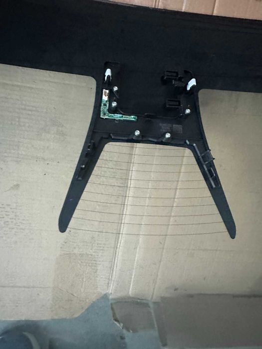 Продам лобове скло Tesla MY