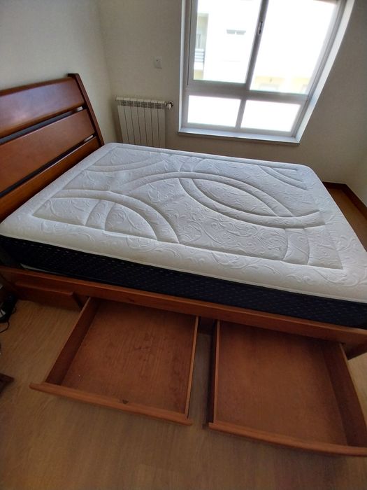 Cama com colchão e estrado