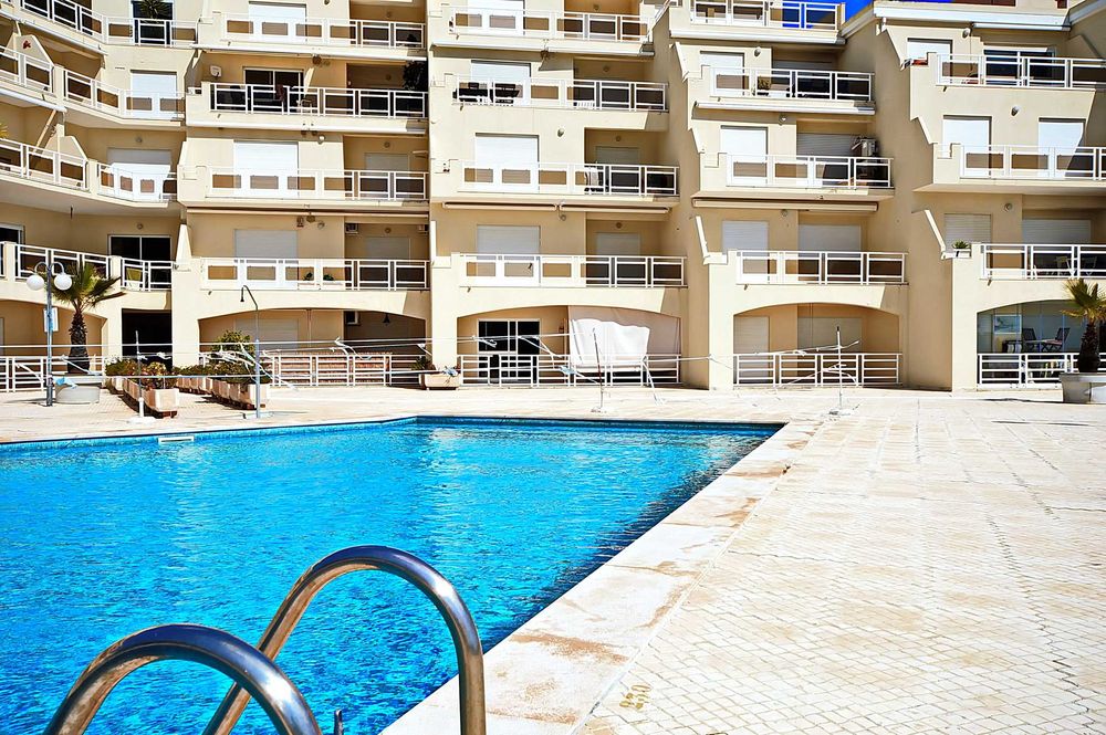 Sesimbra T2 com piscina,  1º linha com garagem mobilado