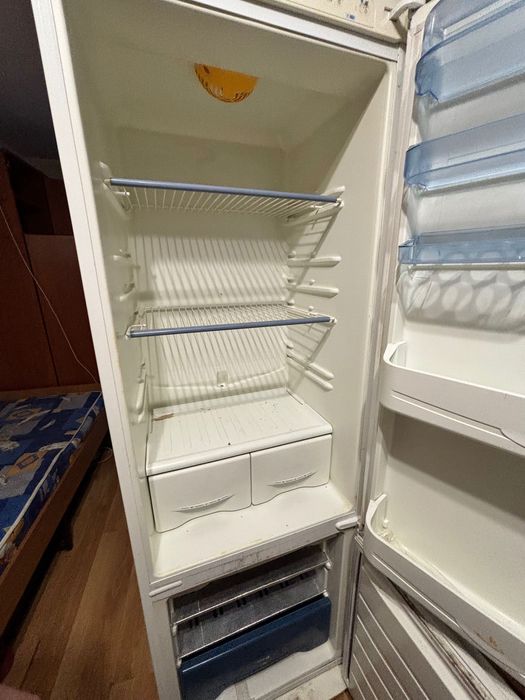Холодильник Indesit майже новий