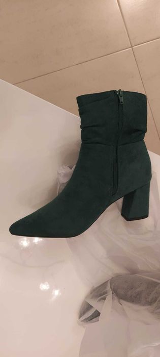 Bota de Camurça Verde - Elegante, Nova e Perfeita para o Inverno!