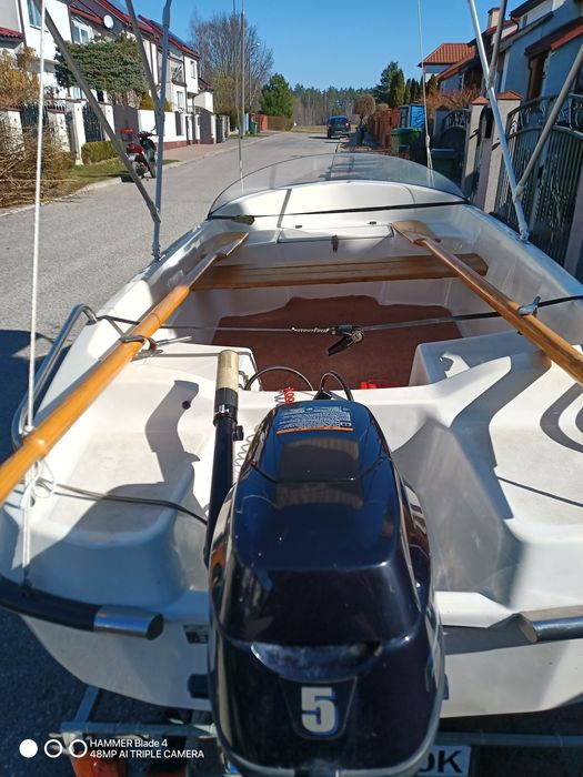 Łódź motorowa z zadaszeniem