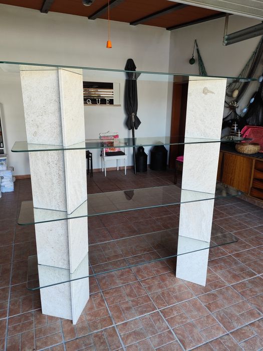 Móvel em pedra moleanos e prateleiras em vidro temperado