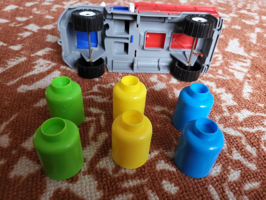 Машина-вантажівка з бідонами