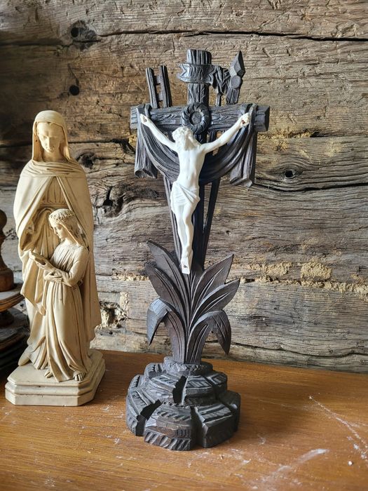 Stary rzeźbiony krzyż drewniany biskwit Jezus