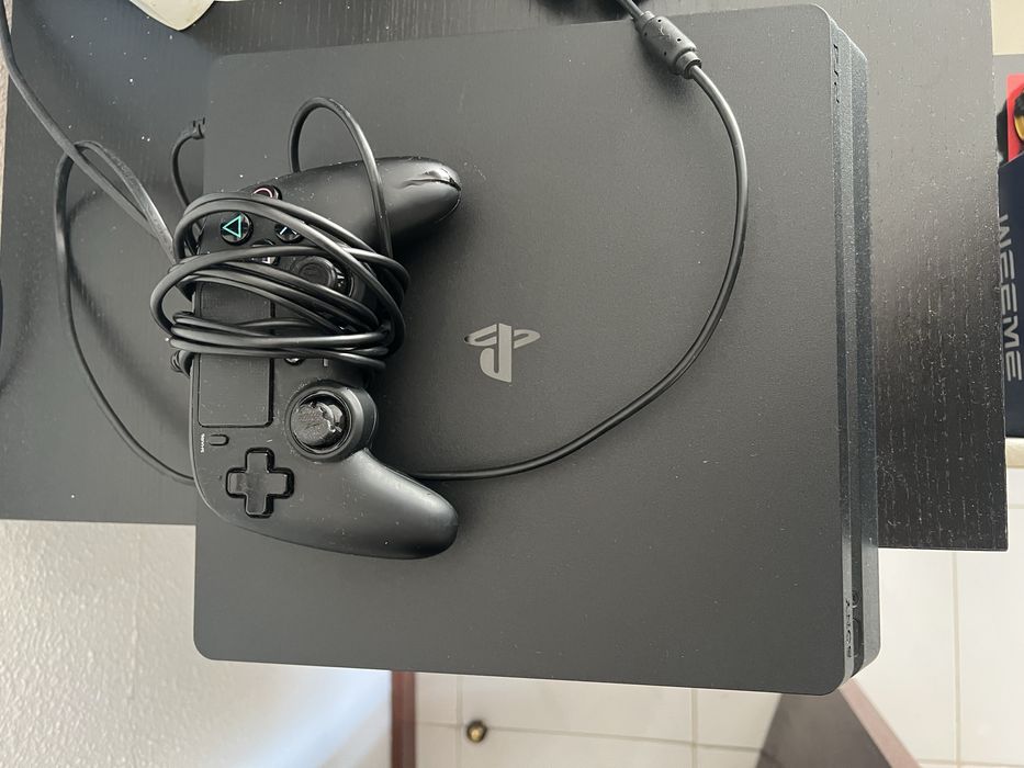 Playstation 4 com 1 comando e 10 jogos