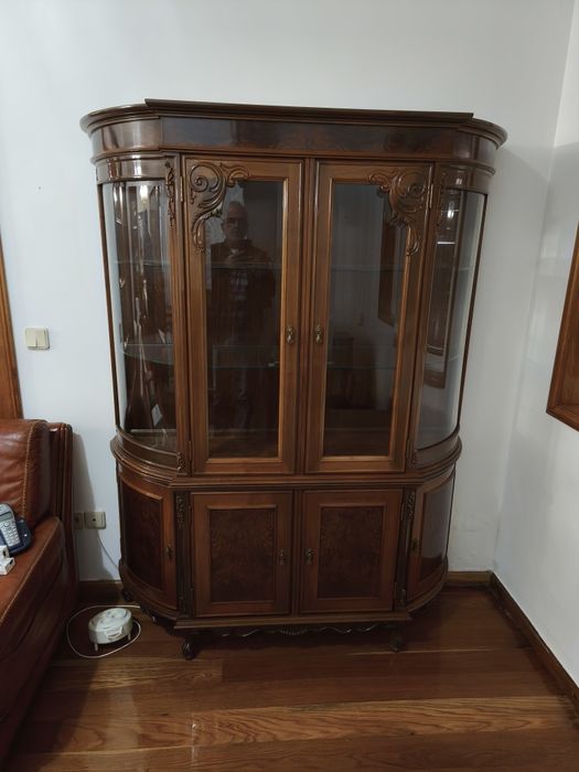 Móvel Cristaleira em Nogueira e Raiz Nogueira