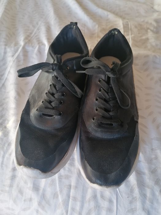 Sapatos Pretos (com bastante uso)