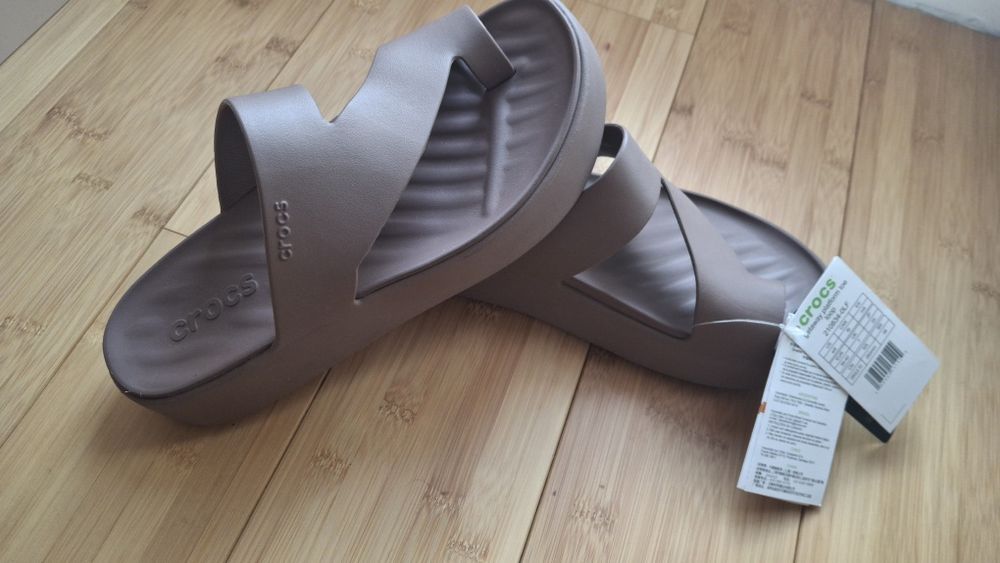 Crocs Getaway piekne sandały na platformie taupe r. 39 40