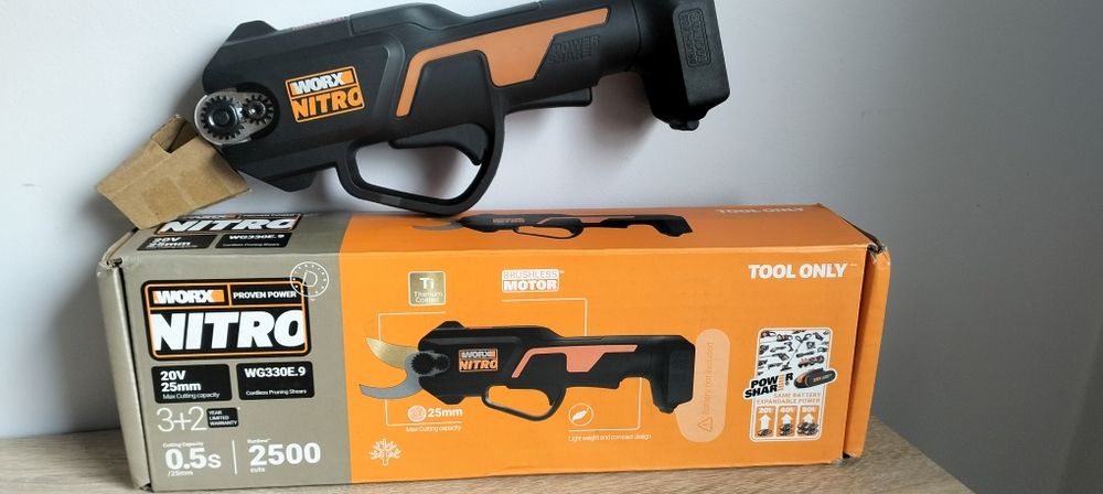 Sekator akumulatorowy do cięcia gałęzi Worx