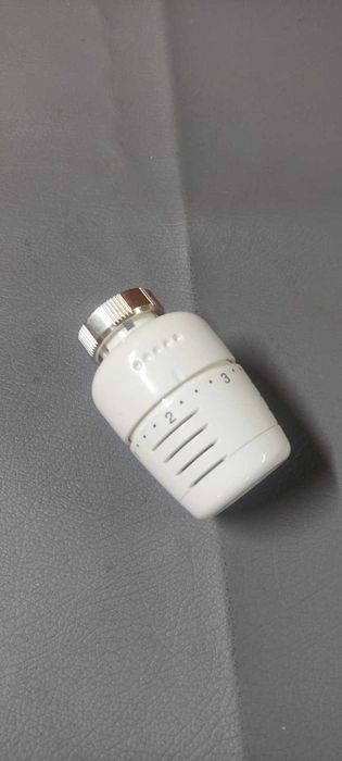 Caixa completa com 10 cabeças termostáticas Giacomini com sensor de líquido.