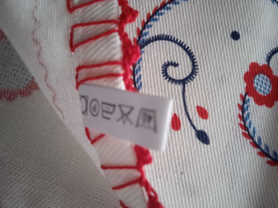 Hand-embroidered tablecloth429812964467691523