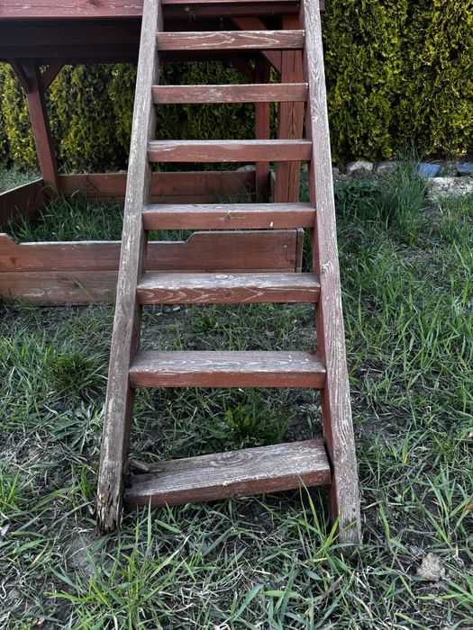 Drewniany domek dla dzieci