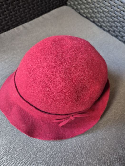 Piękny bordowy kapelusz damski