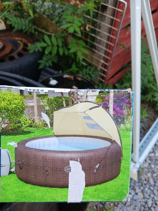 Zadaszenie przeciwsloneczne do jacuzzi
