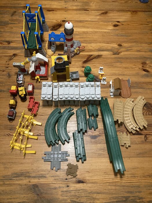 Kolejka Geotrax Fisher Price dizalajaca na baterie