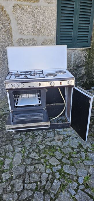 Fogão a gas e elétrico