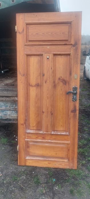 Вхідні деревяні двері