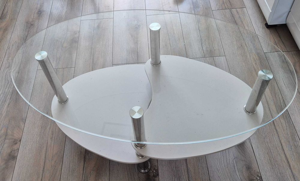 Stolik kawowy szklany z białymu półkami