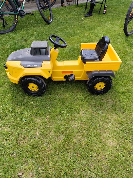 Rolly Toys Traktor Volvo Żółty. Samochód na pedały
