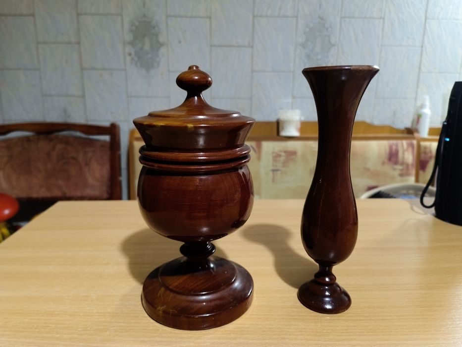 Дерев'яний кубок і ваза