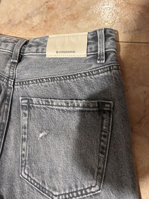 Calças de ganga cinzentas rasgadas da Stradivarius