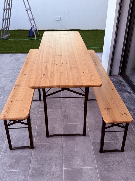 Mesa com dois bancos - exterior