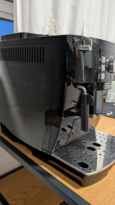 Máquina de Café DELONGHI Magnifica S