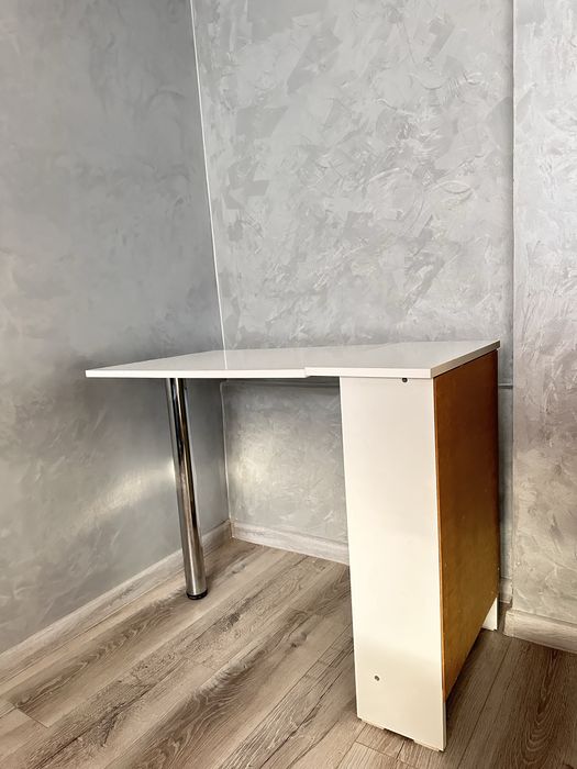 Манікюрний столик