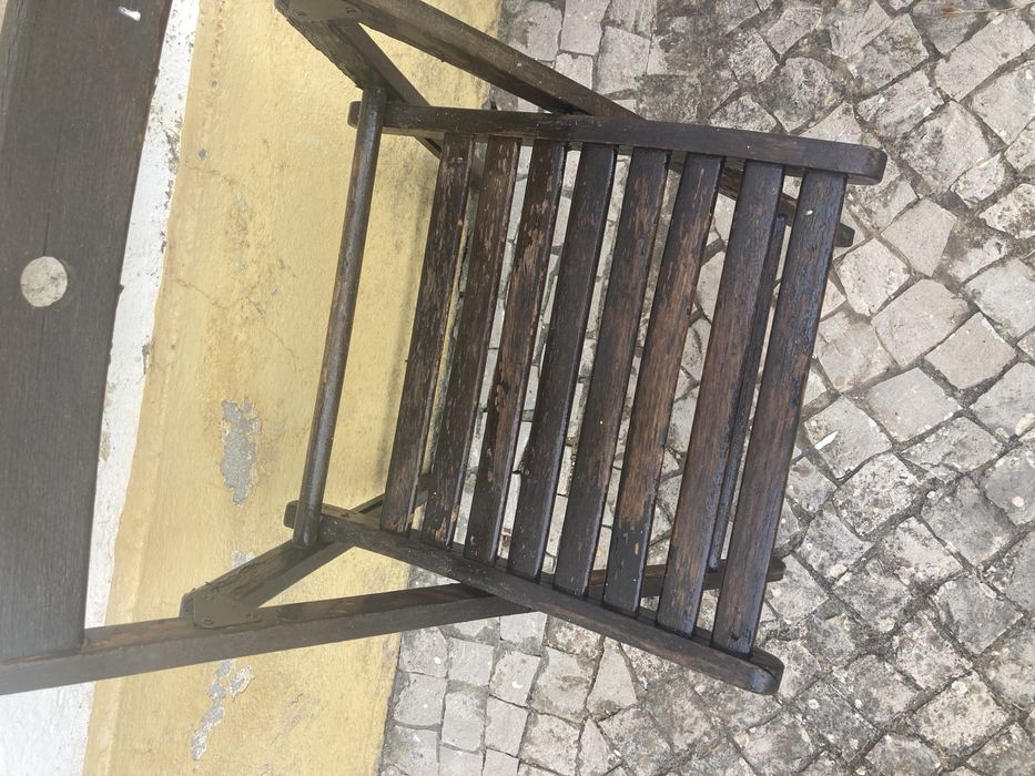 Mesa e duas cadeiras de jardim