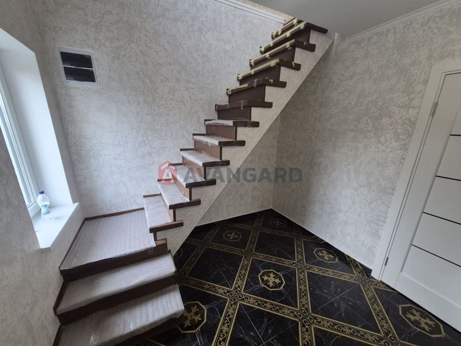 Продаж 2-поверхового будинку з ремонтом