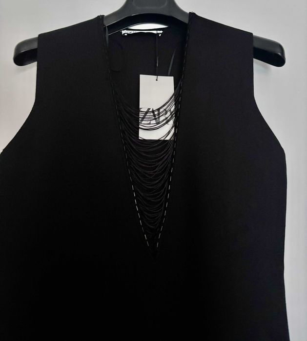 Zara sukienka z frędzlami i dekoltem czarna