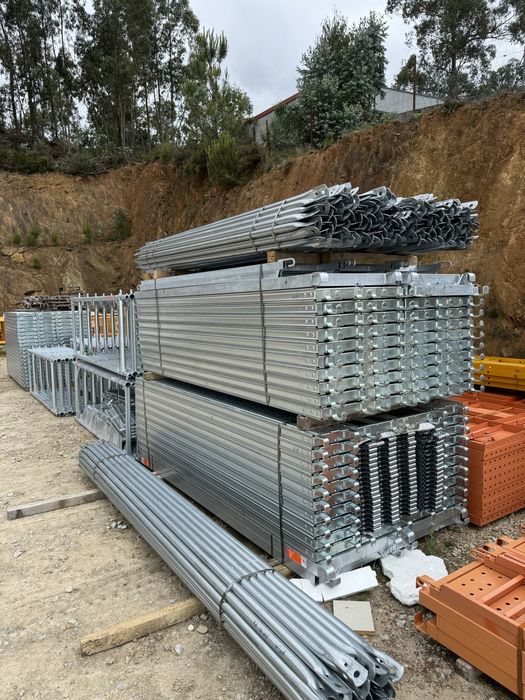 Andaimes europeu e tradicional