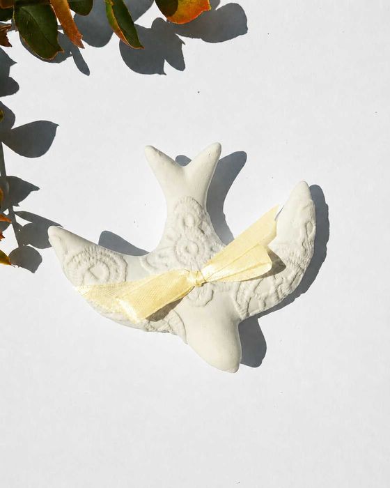 ANDORINHA 3D com arabescos Perfumada em Pó Cerâmico - Lembrança