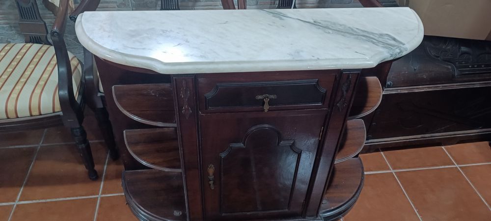 Móvel com pedra por cima