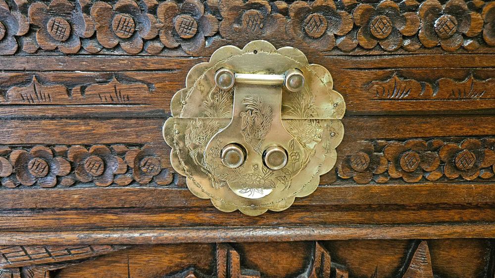 Charmoso baú entalhado a mão, com cadeado