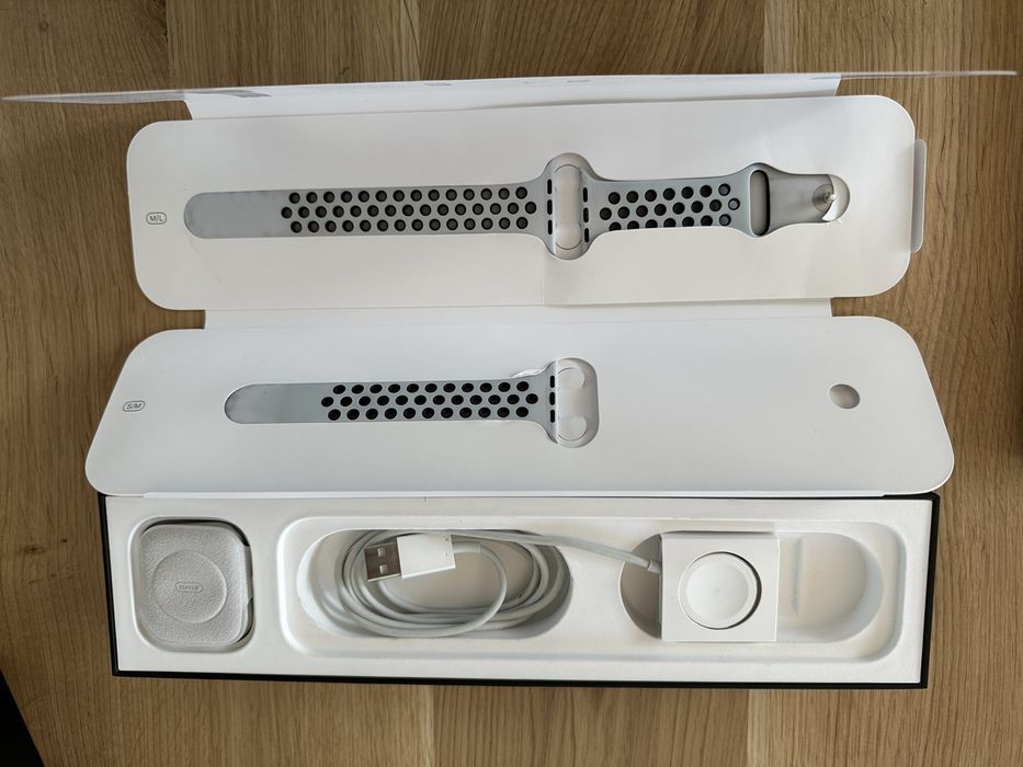 Apple Watch Series 5 Nike 44 mm GPS srebrny, ceramiczna koperta, 88% baterii