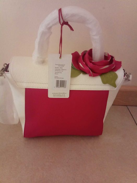 Damska skórzana torebka biało - czerwona renomowanej włoskiej firmy.