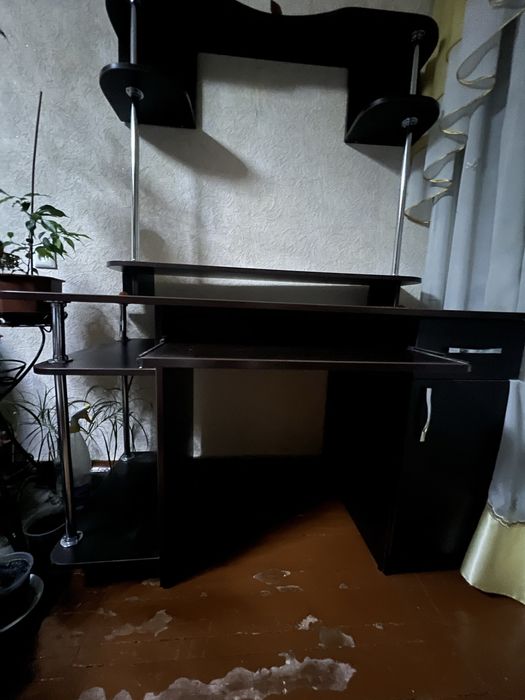 Продаеться Компютерный стол  в хорошем состоянии