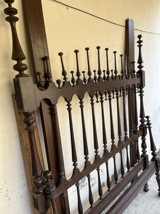 Cama antiga em madeira maciça
