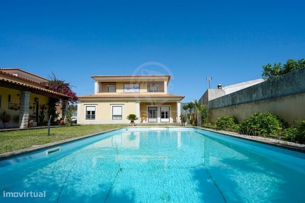 Moradia T5 com piscina, anexo e amplos espaços exteriores | Samora Cor