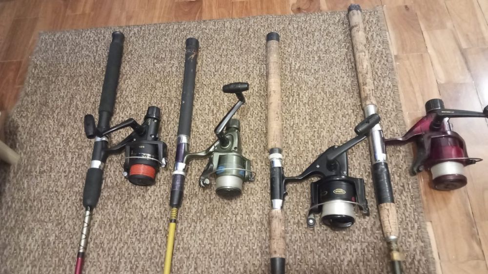 Canas e carretos de pesca